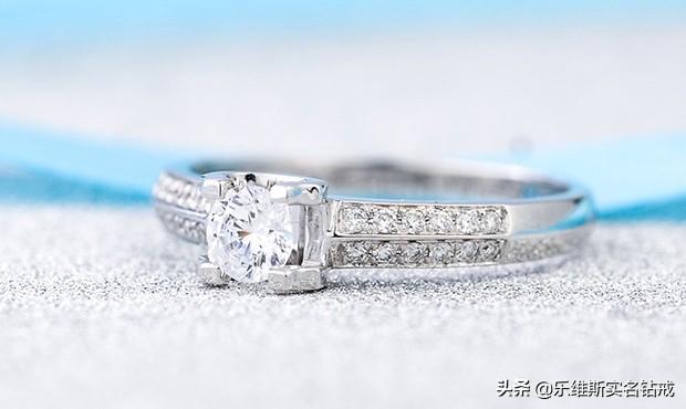 求婚钻石戒指,求婚钻戒跟结婚对戒区别-第5张图片-翡翠网