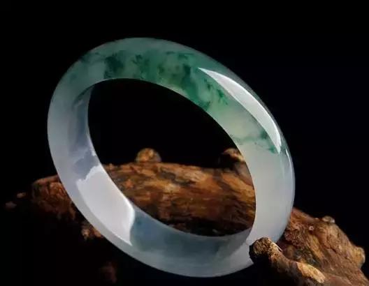 关于翡翠手镯可以泡水吗的信息-第2张图片-翡翠网 关于翡翠手镯可以泡水吗的信息-第2张图片-翡翠网