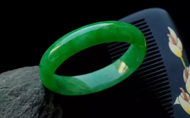 关于翡翠手镯可以泡水吗的信息-第10张图片-翡翠网 关于翡翠手镯可以泡水吗的信息-第10张图片-翡翠网