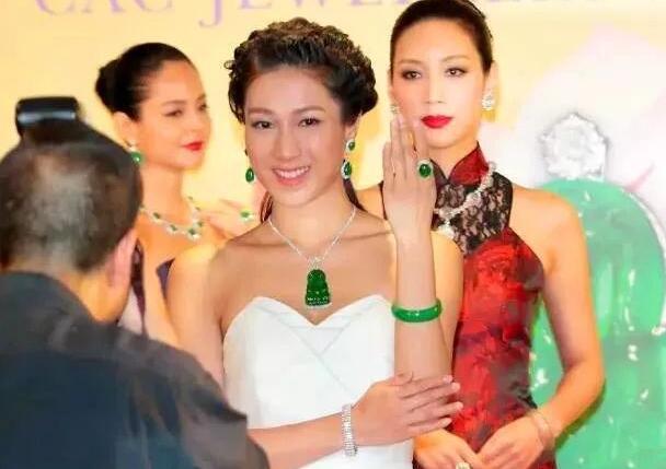 绿翡翠吊坠价格图片的简单介绍-第2张图片-翡翠网 绿翡翠吊坠价格图片的简单介绍-第2张图片-翡翠网