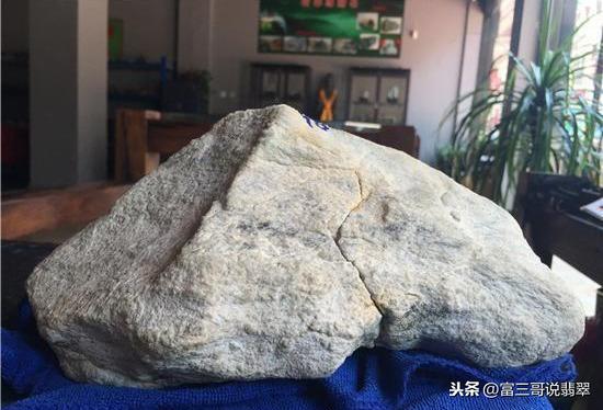 包含翡翠原石解口料吸水块的词条-第5张图片-翡翠网