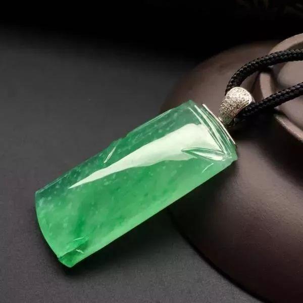 鉴别翡翠知识分享,翡翠鉴别最简单方法-第1张图片-翡翠网 鉴别翡翠知识分享,翡翠鉴别最简单方法-第1张图片-翡翠网