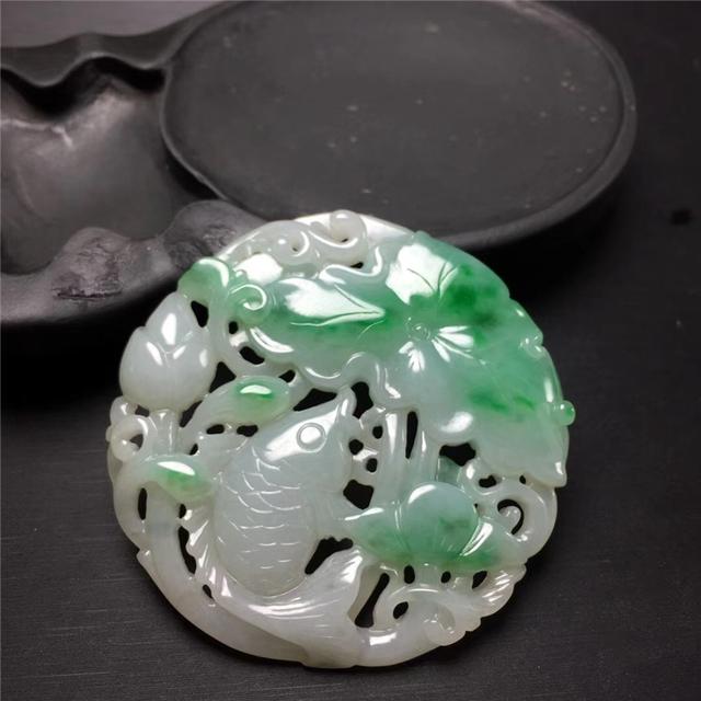 冰种飘阳绿翡翠手镯冰种阳绿手镯-第2张图片-翡翠网 冰种飘阳绿翡翠手镯冰种阳绿手镯-第2张图片-翡翠网