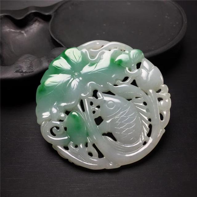 冰种飘阳绿翡翠手镯冰种阳绿手镯-第3张图片-翡翠网 冰种飘阳绿翡翠手镯冰种阳绿手镯-第3张图片-翡翠网