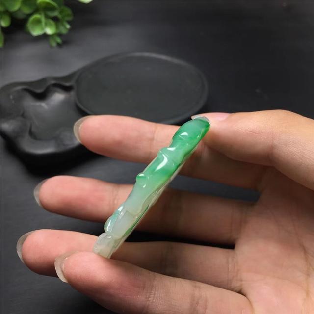 冰种飘阳绿翡翠手镯冰种阳绿手镯-第6张图片-翡翠网 冰种飘阳绿翡翠手镯冰种阳绿手镯-第6张图片-翡翠网