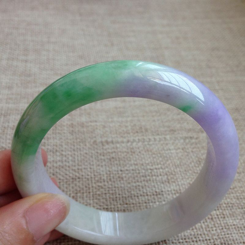 玉和翡翠哪个对身体最好,七彩云南翡翠手镯价格-第1张图片-翡翠网 玉和翡翠哪个对身体最好,七彩云南翡翠手镯价格-第1张图片-翡翠网