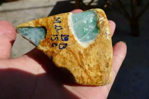 墨绿色翡翠原石图片绿丝种翡翠原石-第2张图片-翡翠网