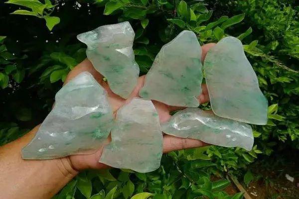 墨绿色翡翠原石图片绿丝种翡翠原石-第4张图片-翡翠网