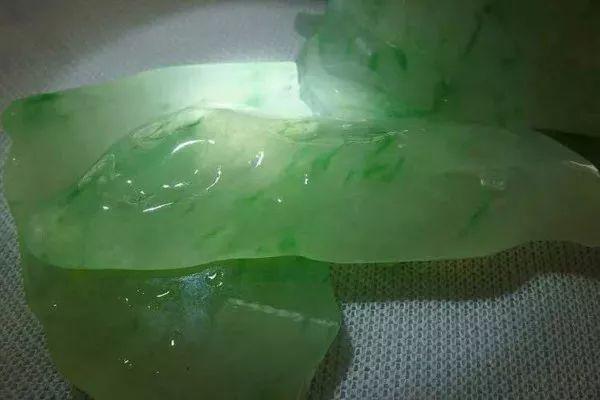 墨绿色翡翠原石图片绿丝种翡翠原石-第7张图片-翡翠网