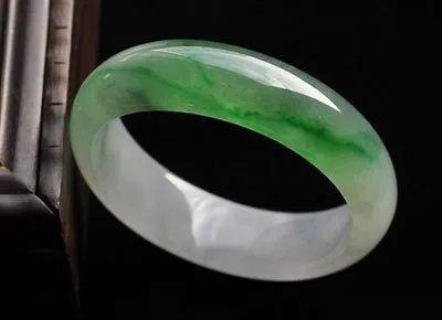 墨绿色翡翠原石图片绿丝种翡翠原石-第9张图片-翡翠网