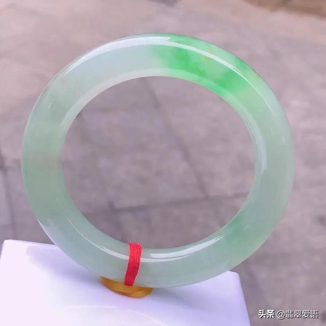 翡翠手镯椭圆的好还是圆的好翡翠圆条手镯什么尺寸好看-第6张图片-翡翠网