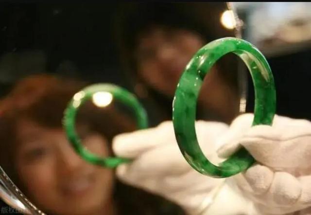 翡翠手镯戴在哪只手好超好的翡翠手镯-第1张图片-翡翠网 翡翠手镯戴在哪只手好超好的翡翠手镯-第1张图片-翡翠网