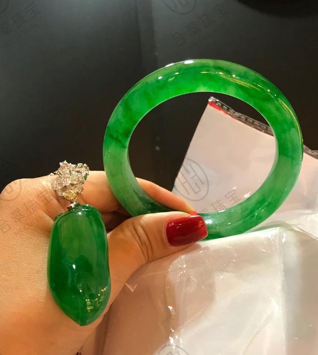翡翠手镯的颜色有哪些翡翠手镯的颜色与价格-第7张图片-翡翠网
