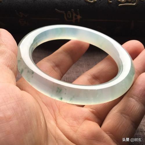 翡翠手镯染色好还是不戴好双色翡翠手镯好不好-第1张图片-翡翠网 翡翠手镯染色好还是不戴好双色翡翠手镯好不好-第1张图片-翡翠网