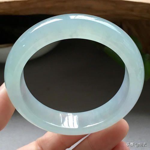 翡翠手镯染色好还是不戴好双色翡翠手镯好不好-第3张图片-翡翠网 翡翠手镯染色好还是不戴好双色翡翠手镯好不好-第3张图片-翡翠网