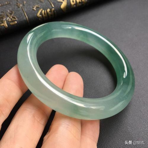 翡翠手镯染色好还是不戴好双色翡翠手镯好不好-第4张图片-翡翠网 翡翠手镯染色好还是不戴好双色翡翠手镯好不好-第4张图片-翡翠网