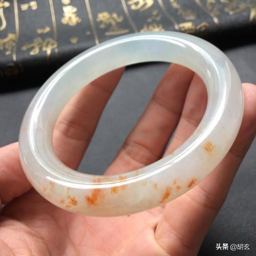 翡翠手镯染色好还是不戴好双色翡翠手镯好不好-第5张图片-翡翠网 翡翠手镯染色好还是不戴好双色翡翠手镯好不好-第5张图片-翡翠网