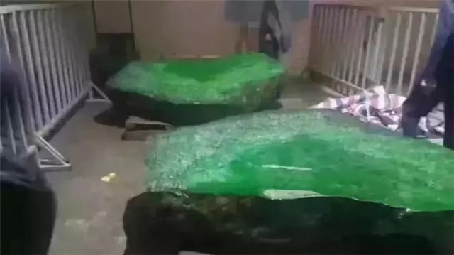 玻璃正阳绿翡翠原石莫西沙正阳绿翡翠原石-第8张图片-翡翠网 玻璃正阳绿翡翠原石莫西沙正阳绿翡翠原石-第8张图片-翡翠网