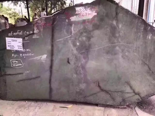 玻璃正阳绿翡翠原石莫西沙正阳绿翡翠原石-第9张图片-翡翠网 玻璃正阳绿翡翠原石莫西沙正阳绿翡翠原石-第9张图片-翡翠网