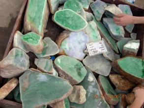 翡翠和玉哪个养人,翡翠原石加工加工-第1张图片-翡翠网 翡翠和玉哪个养人,翡翠原石加工加工-第1张图片-翡翠网