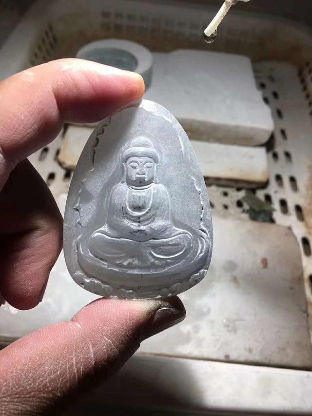 翡翠和玉哪个养人,翡翠原石加工加工-第5张图片-翡翠网 翡翠和玉哪个养人,翡翠原石加工加工-第5张图片-翡翠网