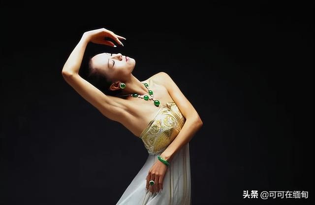 清代翡翠手镯清代的翡翠价格表-第3张图片-翡翠网 清代翡翠手镯清代的翡翠价格表-第3张图片-翡翠网