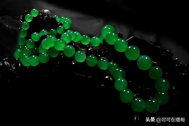 清代翡翠手镯清代的翡翠价格表-第4张图片-翡翠网 清代翡翠手镯清代的翡翠价格表-第4张图片-翡翠网