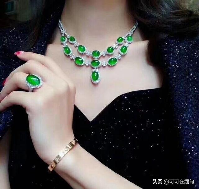 清代翡翠手镯清代的翡翠价格表-第7张图片-翡翠网 清代翡翠手镯清代的翡翠价格表-第7张图片-翡翠网