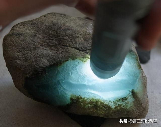 翡翠原石用什么光看,什么是真的翡翠玉-第3张图片-翡翠网