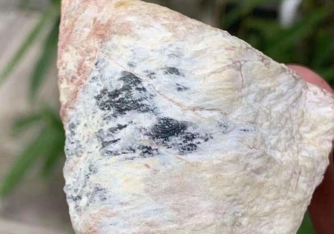 翡翠原石分享知识500元料切出天价翡翠-第2张图片-翡翠网 翡翠原石分享知识500元料切出天价翡翠-第2张图片-翡翠网