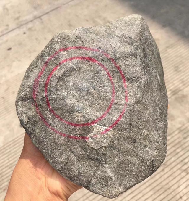 红色腊皮翡翠原石图片红皮姐堆翡翠原石特点-第4张图片-翡翠网 红色腊皮翡翠原石图片红皮姐堆翡翠原石特点-第4张图片-翡翠网