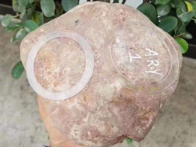 红色腊皮翡翠原石图片红皮姐堆翡翠原石特点-第5张图片-翡翠网 红色腊皮翡翠原石图片红皮姐堆翡翠原石特点-第5张图片-翡翠网