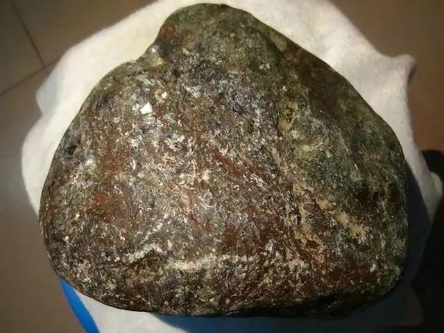 很像翡翠原石翡翠原石切开后图片-第2张图片-翡翠网 很像翡翠原石翡翠原石切开后图片-第2张图片-翡翠网