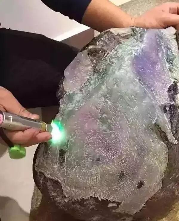 翡翠原石一料难求翡翠原石公斤料是什么意思-第3张图片-翡翠网 翡翠原石一料难求翡翠原石公斤料是什么意思-第3张图片-翡翠网