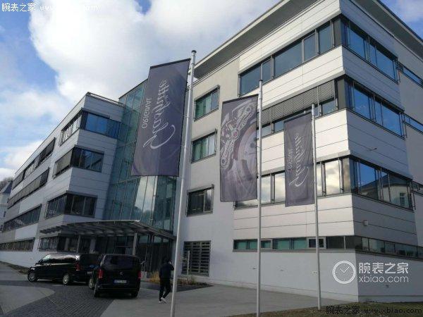 带蓝钢的毛坯翡翠手镯一千万满绿翡翠手镯-第1张图片-翡翠网 带蓝钢的毛坯翡翠手镯一千万满绿翡翠手镯-第1张图片-翡翠网