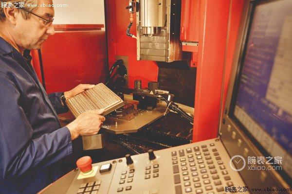 带蓝钢的毛坯翡翠手镯一千万满绿翡翠手镯-第4张图片-翡翠网 带蓝钢的毛坯翡翠手镯一千万满绿翡翠手镯-第4张图片-翡翠网