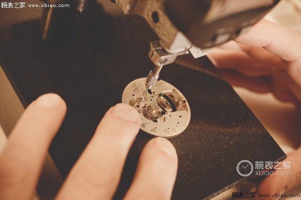 带蓝钢的毛坯翡翠手镯一千万满绿翡翠手镯-第5张图片-翡翠网 带蓝钢的毛坯翡翠手镯一千万满绿翡翠手镯-第5张图片-翡翠网