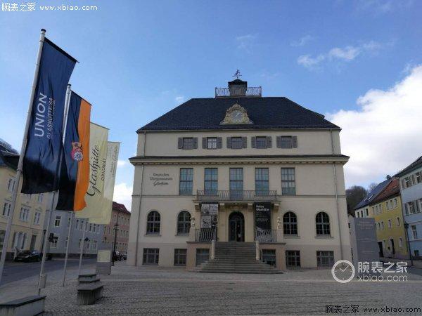 带蓝钢的毛坯翡翠手镯一千万满绿翡翠手镯-第9张图片-翡翠网 带蓝钢的毛坯翡翠手镯一千万满绿翡翠手镯-第9张图片-翡翠网