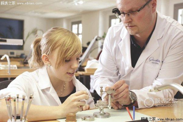 带蓝钢的毛坯翡翠手镯一千万满绿翡翠手镯-第13张图片-翡翠网 带蓝钢的毛坯翡翠手镯一千万满绿翡翠手镯-第13张图片-翡翠网