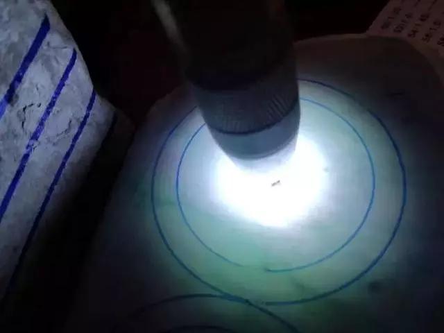 翡翠原石比成品贵,金丝种翡翠原石-第3张图片-翡翠网 翡翠原石比成品贵,金丝种翡翠原石-第3张图片-翡翠网