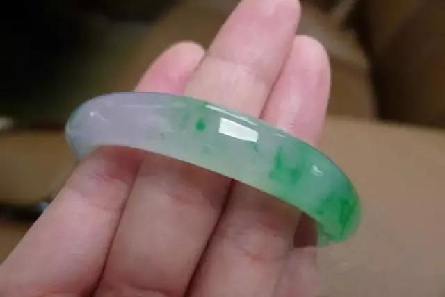 翡翠原石比成品贵,金丝种翡翠原石-第6张图片-翡翠网 翡翠原石比成品贵,金丝种翡翠原石-第6张图片-翡翠网