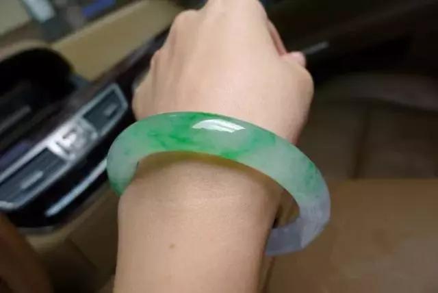 翡翠原石比成品贵,金丝种翡翠原石-第7张图片-翡翠网 翡翠原石比成品贵,金丝种翡翠原石-第7张图片-翡翠网