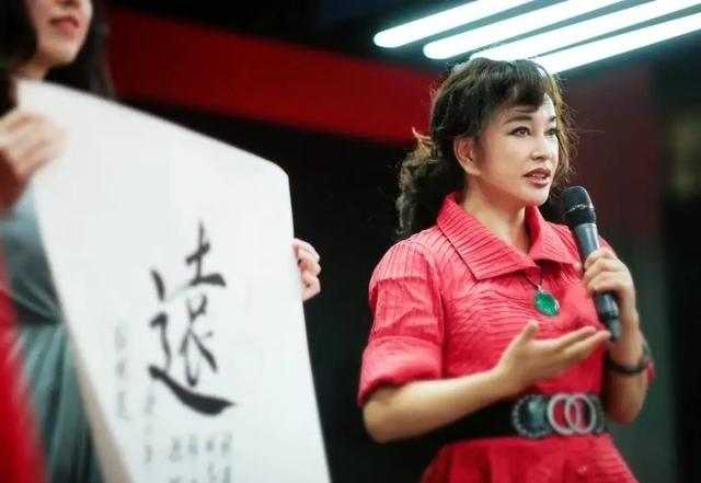 戴玉镯子的女人是什么样的人山西女人戴翡翠手镯-第5张图片-翡翠网 戴玉镯子的女人是什么样的人山西女人戴翡翠手镯-第5张图片-翡翠网