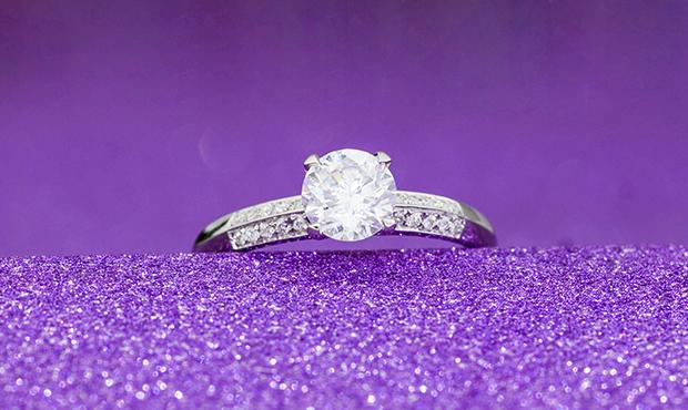 求婚钻戒一般多少钱合适求婚戒指和订婚戒指一样吗-第2张图片-翡翠网