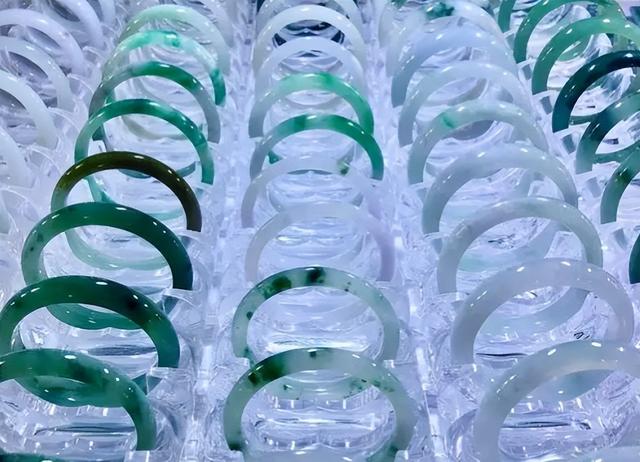 翡翠镯子报价一手翡翠手镯货源赚钱吗-第3张图片-翡翠网 翡翠镯子报价一手翡翠手镯货源赚钱吗-第3张图片-翡翠网