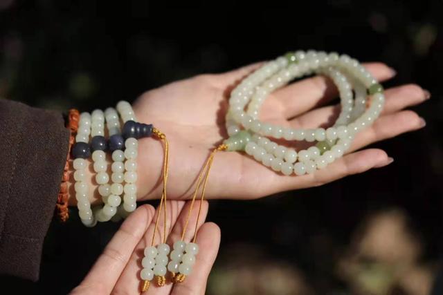 放水里鉴别死玉活玉,自己的翡翠手镯可以给妈妈戴吗-第1张图片-翡翠网 放水里鉴别死玉活玉,自己的翡翠手镯可以给妈妈戴吗-第1张图片-翡翠网