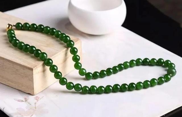 放水里鉴别死玉活玉,自己的翡翠手镯可以给妈妈戴吗-第5张图片-翡翠网 放水里鉴别死玉活玉,自己的翡翠手镯可以给妈妈戴吗-第5张图片-翡翠网