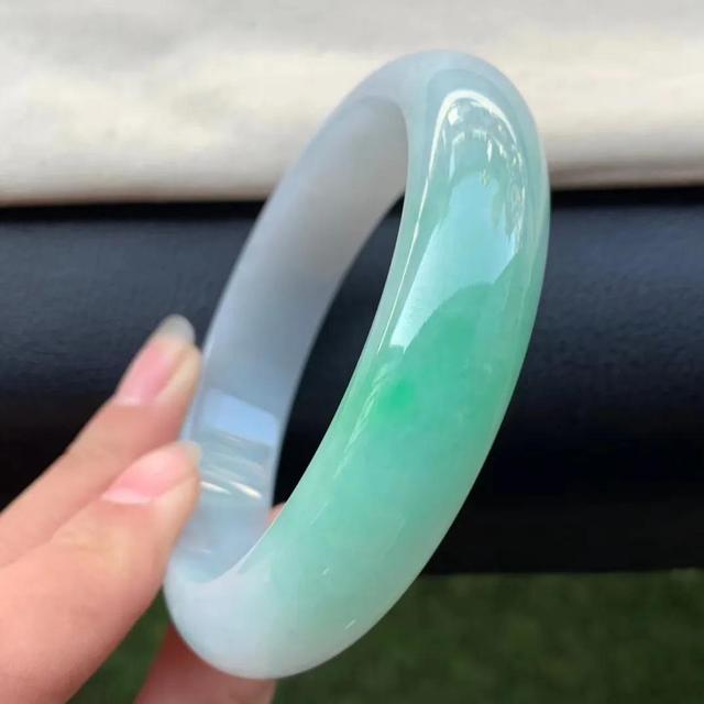 放水里鉴别死玉活玉,自己的翡翠手镯可以给妈妈戴吗-第6张图片-翡翠网 放水里鉴别死玉活玉,自己的翡翠手镯可以给妈妈戴吗-第6张图片-翡翠网