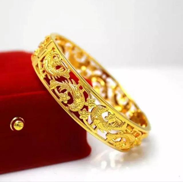 放水里鉴别死玉活玉,自己的翡翠手镯可以给妈妈戴吗-第7张图片-翡翠网 放水里鉴别死玉活玉,自己的翡翠手镯可以给妈妈戴吗-第7张图片-翡翠网