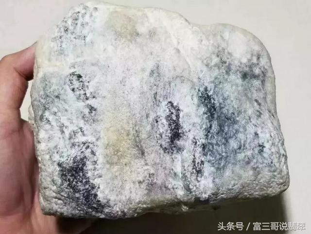 顶端冰种翡翠为什么发黑,翡翠原石发黑怎么办-第1张图片-翡翠网